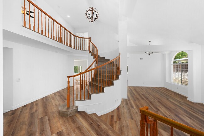 Building Photo - 6718 Vanderbilt Plz