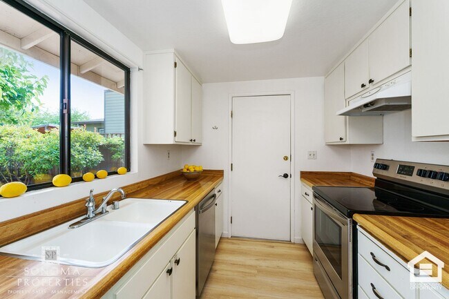 Foto del edificio - Beautifully Maintained Duplex in Glen Ellen