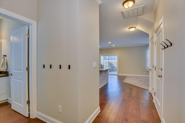 Building Photo - 3 Bedroom 2.5 Bath in Canterbury Farms!