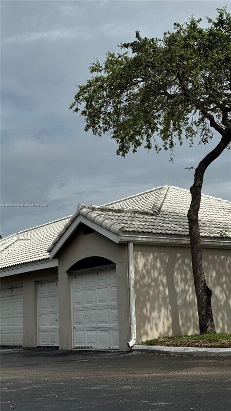 Foto principal - 2831 N Oakland Forest Dr