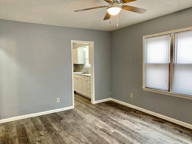 Foto del edificio - 2 Bed / 2 Bath house with HUGE garage