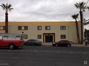 Building Photo - 1116 E Ogden Ave