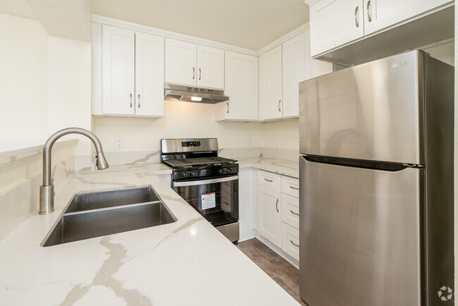 2 habitaciones, 1 baño - 750 pies cuadrados - Cocina - 636 N HILL PLACE