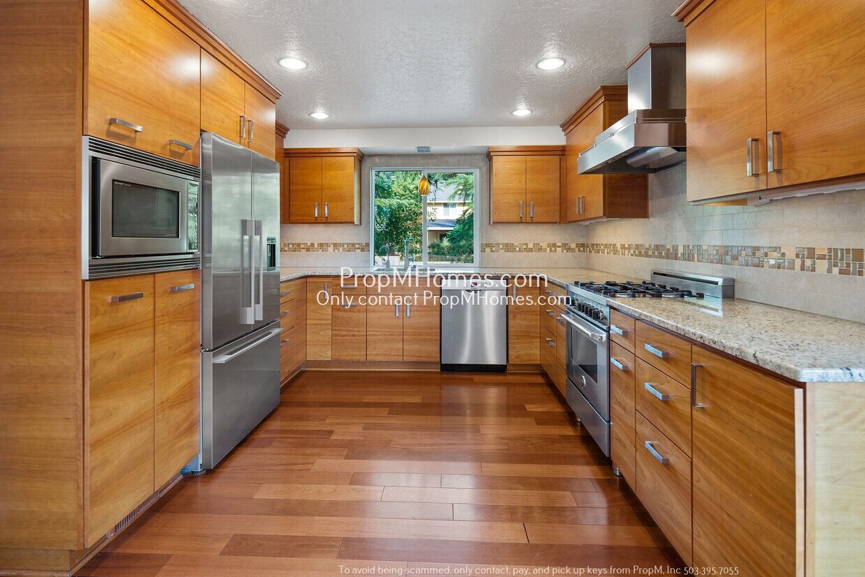 Foto principal - Three Bedroom Gem with Bonus Room in Oak Creek Oasis!