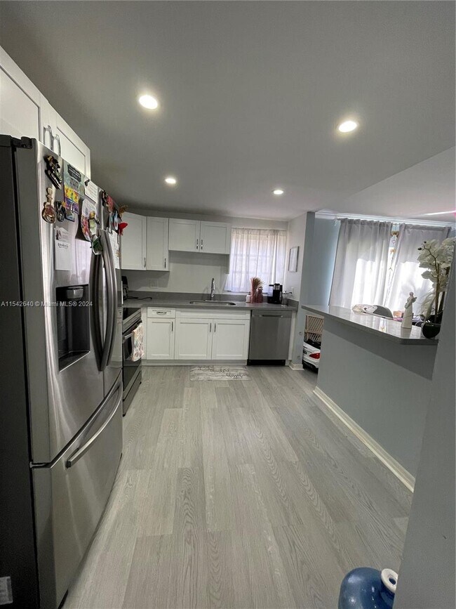 Foto del edificio - 3060 Riverside Dr