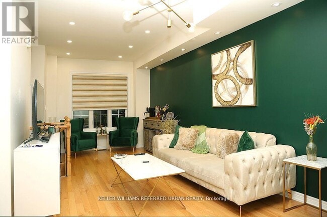 Photo du bâtiment - 1924 Donald Cousens Pkwy