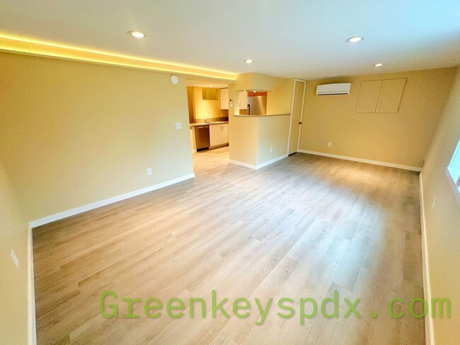 Building Photo - Clean and Move-In Ready!