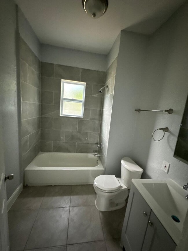 Building Photo - Fully Renovated 3/2 Available for Immediate Rent!