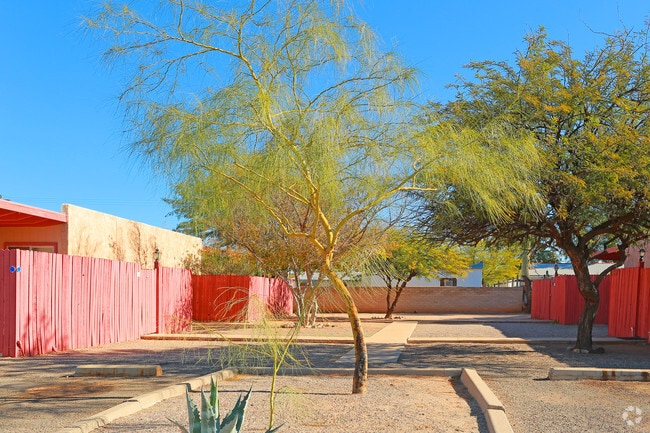 Foto del edificio - Glenn Plaza Apartments