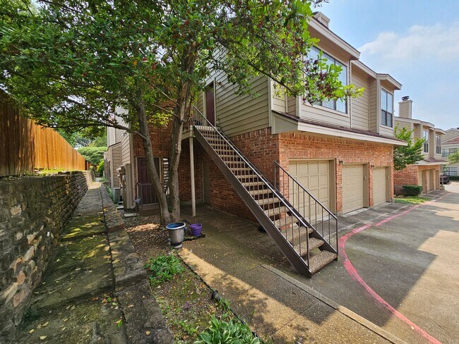 Building Photo - 2 bedroom, 2.5 bath  condo located in the ...