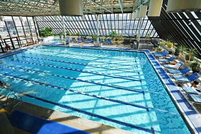 Piscina interior - 7002 Kennedy Blvd E