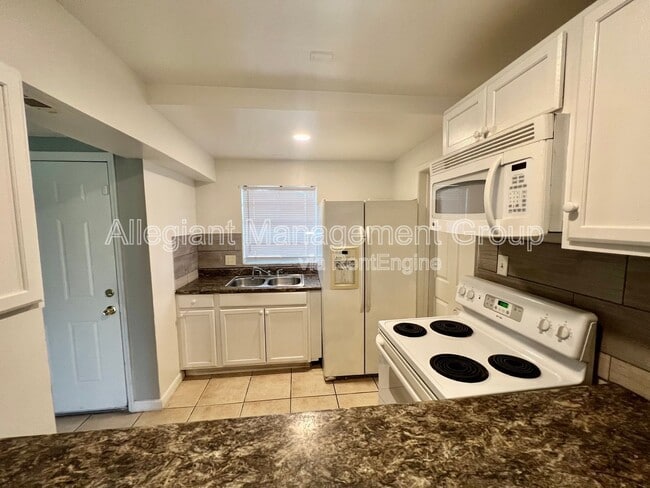 Building Photo - 624 Royalty Ct