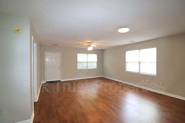 Foto del edificio - 733 Fort Johnson Rd