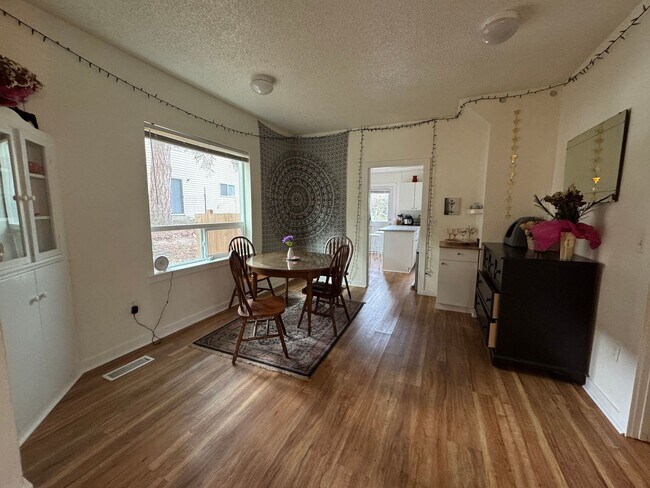 Building Photo - 4 bed, 2 bath in Happy Valley Neighborhood