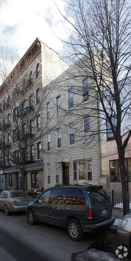 Primary Photo - 200 Green St