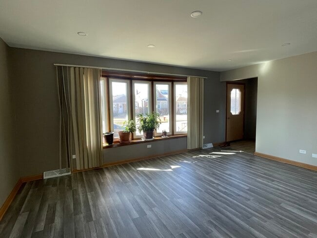 Foto del edificio - 3925 N Plainfield Ave