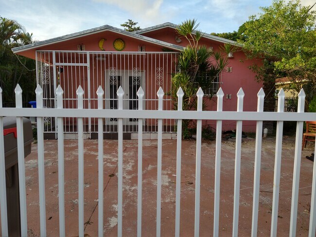 Foto del edificio - 335 NW 50th St