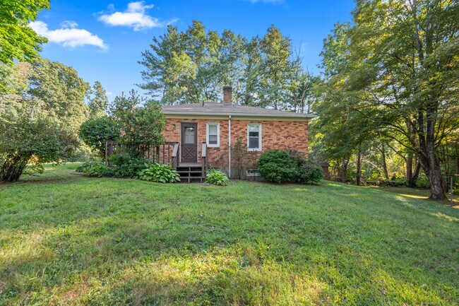 Foto del edificio - 64 Old Monson Rd