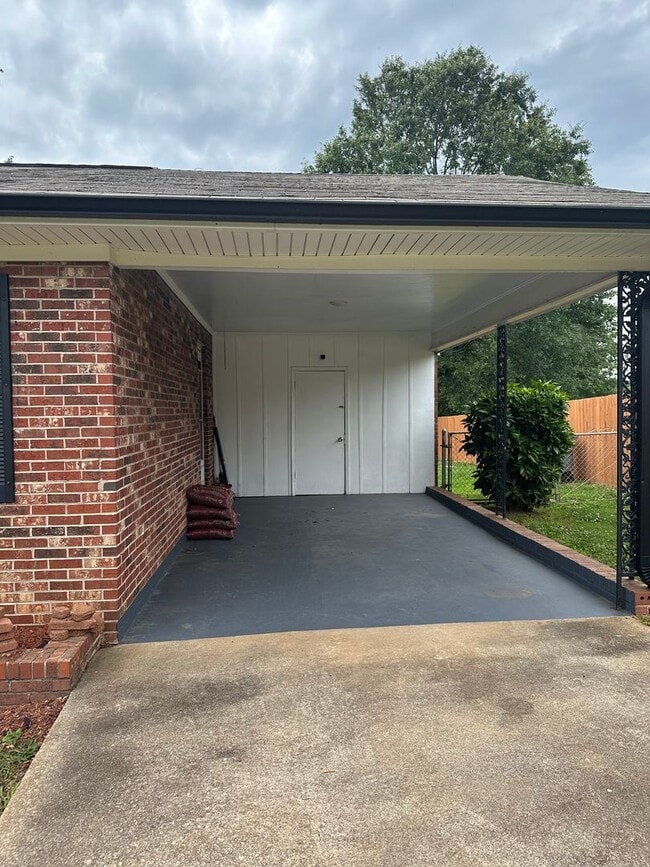 Building Photo - 3 Bed 1.5 Bath 10 Minutes from downtown!