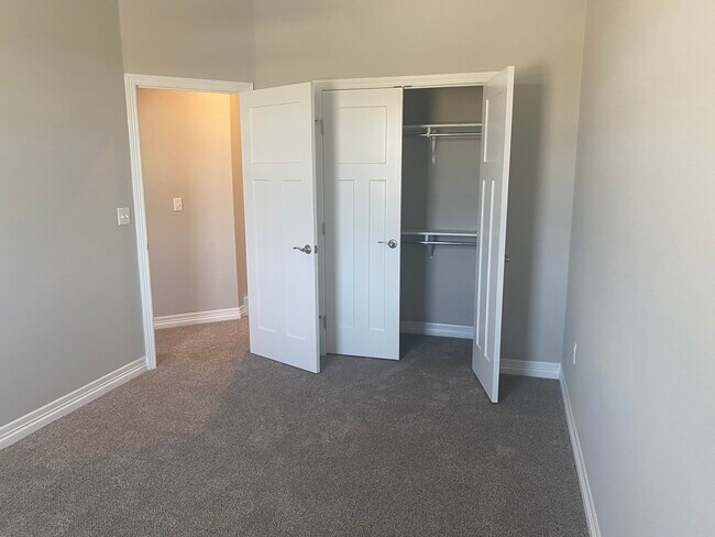 Foto del edificio - 928 Douglas Dr