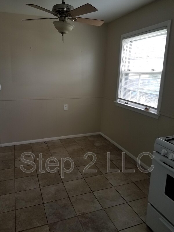 Building Photo - 13801 Linn Ave