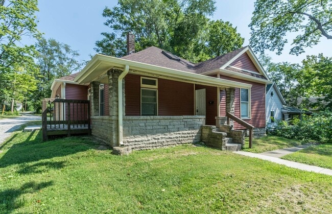 Photo - 311 E 11th - 5Bed/2Bath - Onsite Parking Available! House