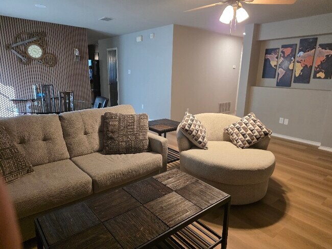 Foto del edificio - 12817 Cowper Dr