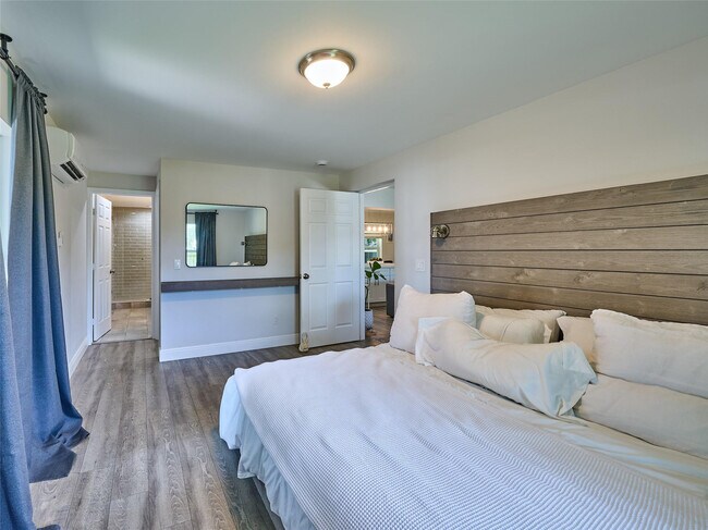 Building Photo - 801 NE 15th St