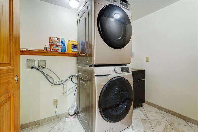 Foto del edificio - 2654 Whalen Rd
