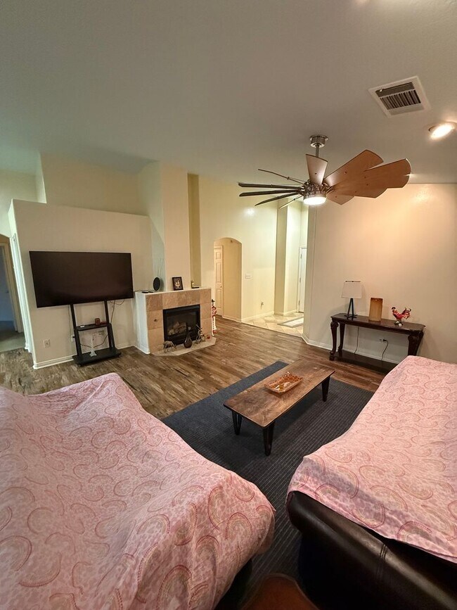 Building Photo - Beautifully Maintained 3-Bedroom Plus Offi...