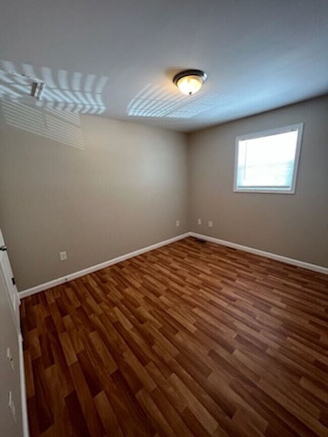 Building Photo - 2 Bedroom, 1 Bath Duplex ~ Off N. Poinsett...