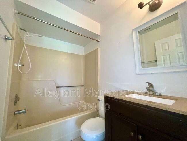 Building Photo - 622 Royalty Ct