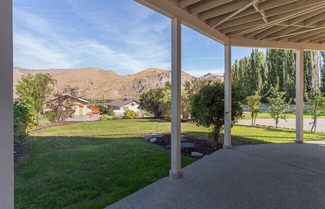 Foto del edificio - Luxurious Fully Furnished 3-Bedroom, 4-Bat...