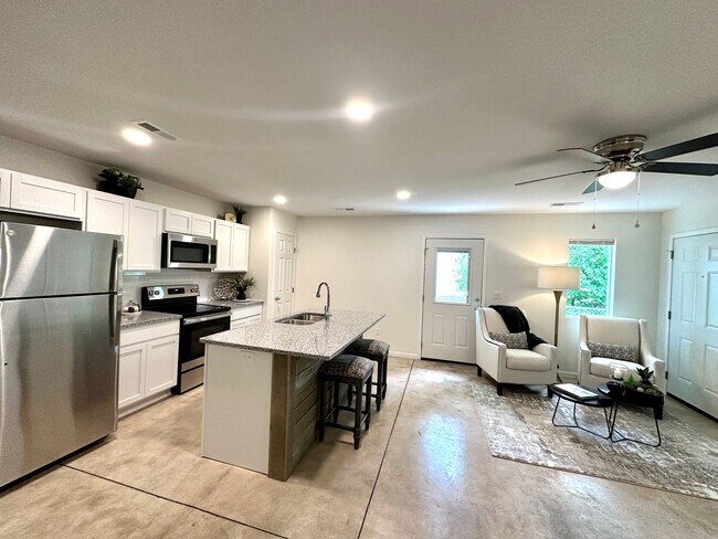 Foto del edificio - UPDATED  DUPLEX!!! with Garage