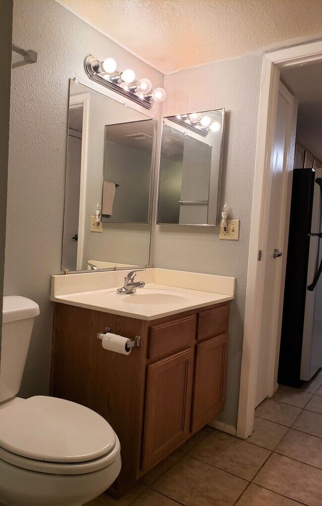 Foto del edificio - Two-Story Condo
