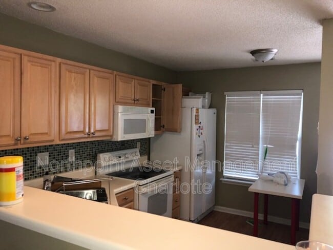 Building Photo - 10728 Holly Ridge Blvd