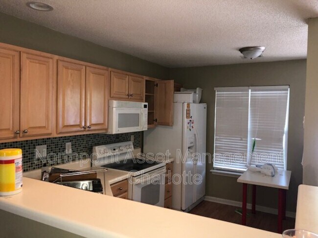 Foto del edificio - 10728 Holly Ridge Blvd