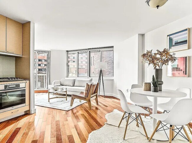 Building Photo - 206 E 95th St