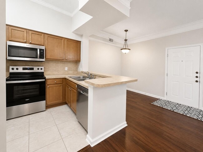 Building Photo - 2210 Myrtlewood Cir E