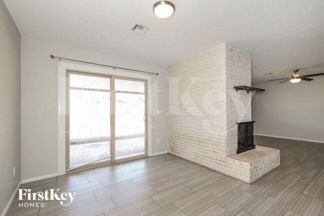 Building Photo - 3940 W Solano Dr S