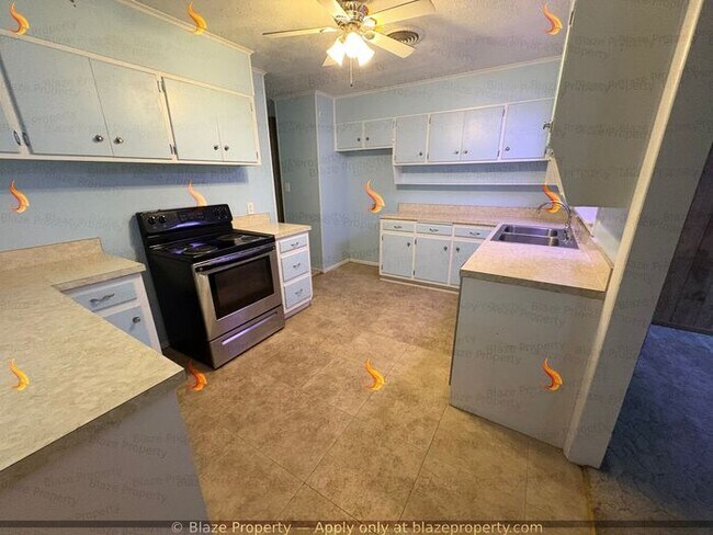 Foto del edificio - 4 bedroom 2 bathroom home in Lawndale read...