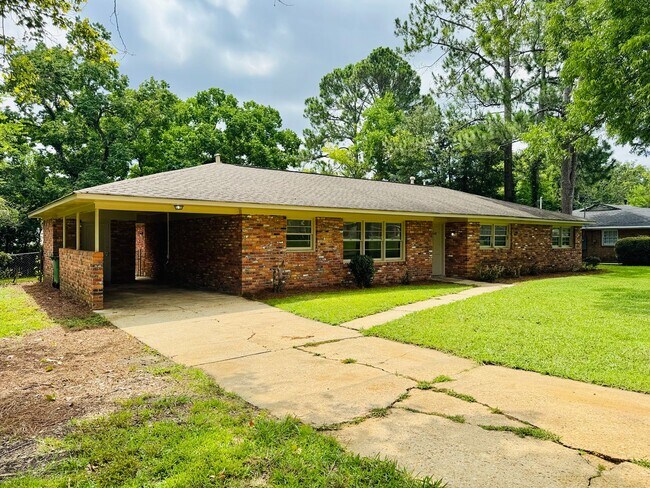 Building Photo - Freshly Renovated 4-Bedroom Retreat!