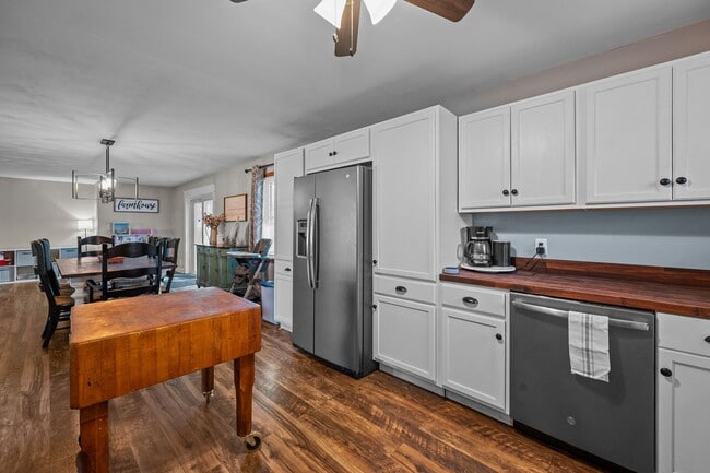 Building Photo - Charming 3-Bedroom Home with Spacious Back...