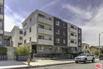 Building Photo - 5030 Rosewood Ave