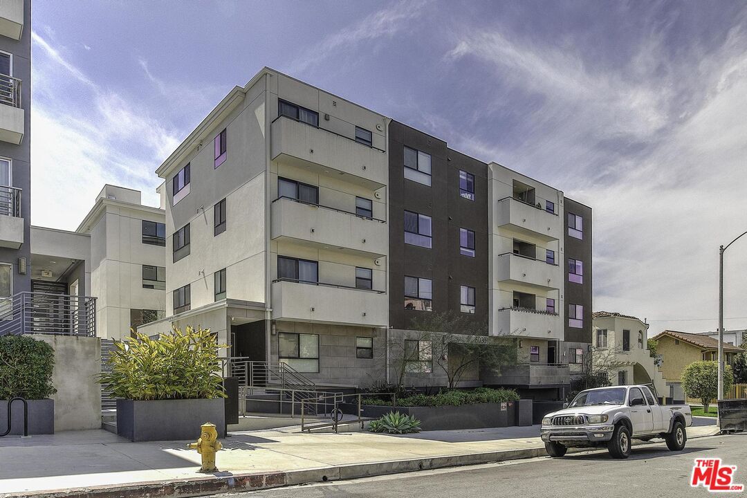 Foto principal - 5030 Rosewood Ave