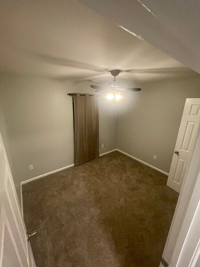 Building Photo - 412 Walnut Woods Dr