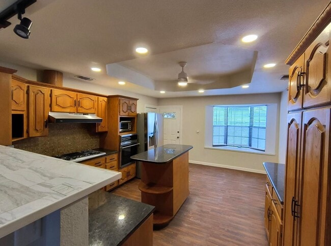 Building Photo - Spacious 3 bedroom, 2 bath home AVAILABLE SOON!