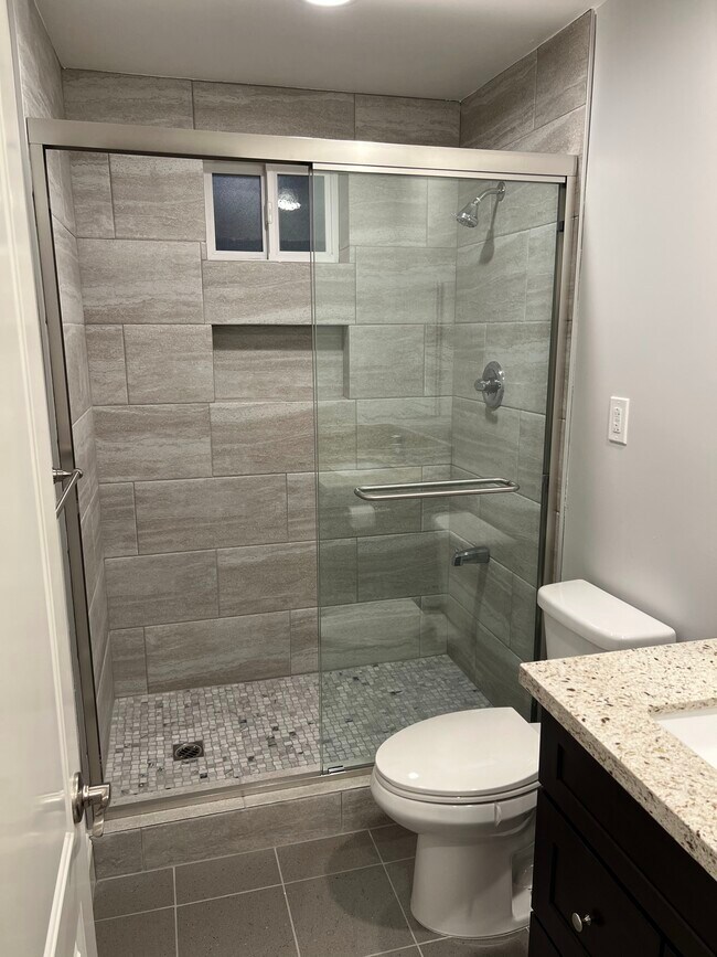Building Photo - 2020 Del Mar Ave