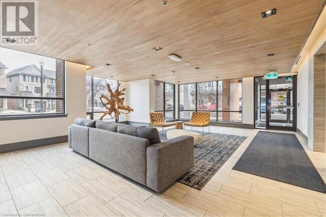 Building Photo - 10 Esplanade Ln