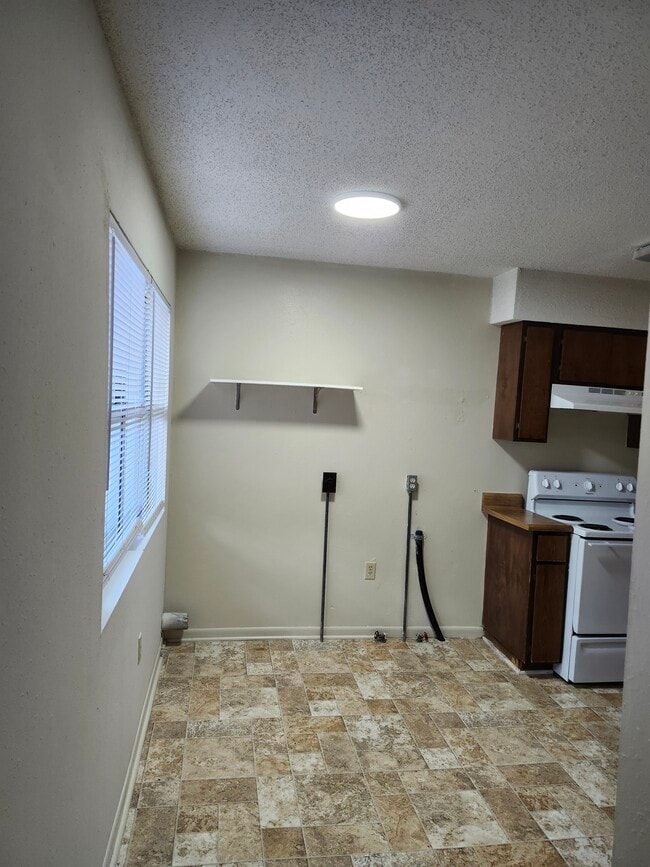 Washer/Dryer Hook Ups - 25 6th St